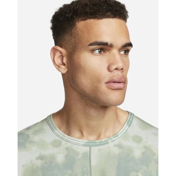 NIKE Dri-FIT Men’s All Over Print Short-Sleeve Yoga Shirt Size Medium Mica Green - Picture 2 of 7